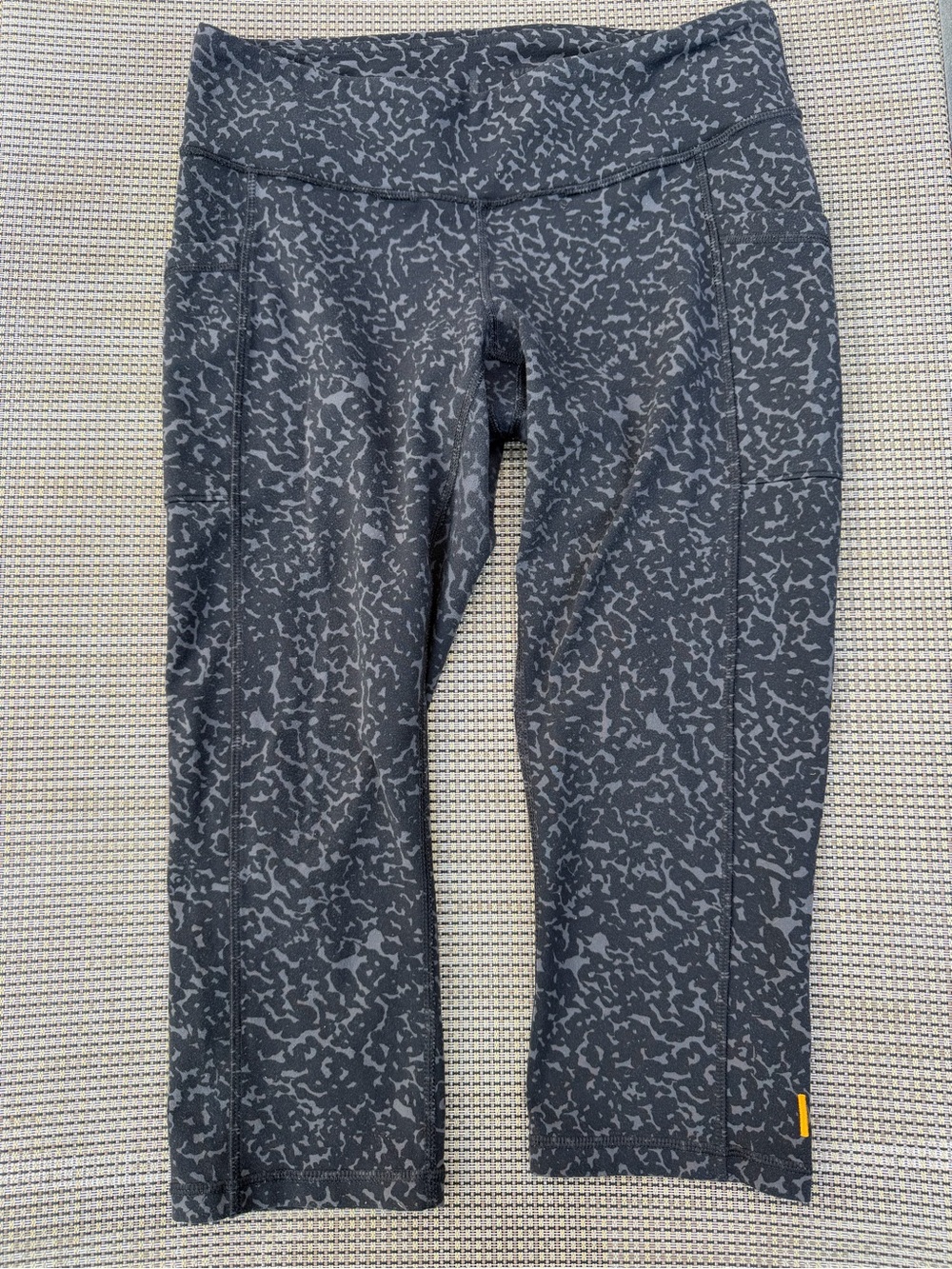 Lucy Activewear Powermax Black and Gray Patterned Capri Leggings